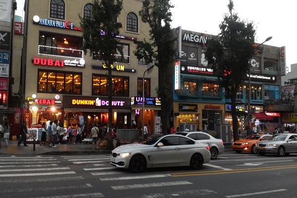 فروشگاههای متنوع محصولات اسلامی در خیابان اسلام سئول فروشگاههای متنوع محصولات اسلامی در خیابان اسلام سئول