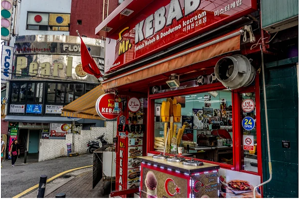 انواع خوراکیهای حلال در خیابان اسلام سئول در دسترس است انواع خوراکیهای حلال در خیابان اسلام سئول در دسترس است