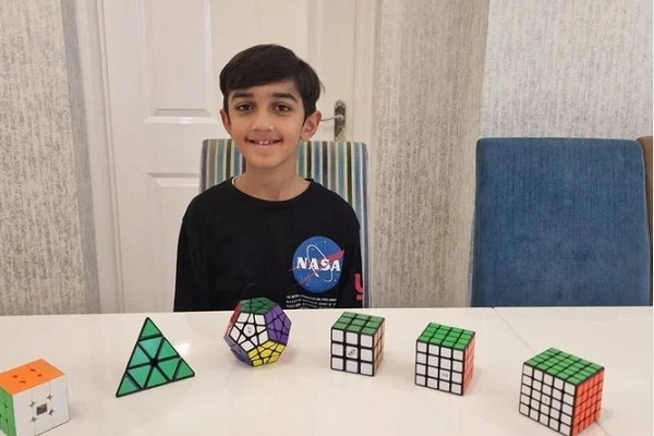 نابغه 11 ساله مسلمان انگلیسی نابغه 11 ساله مسلمان انگلیسی