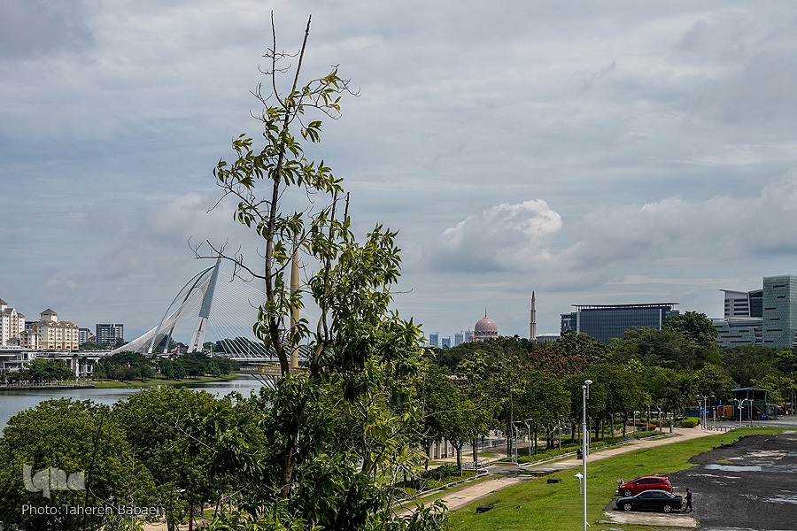 نمای بیرونی مسجد صورتی بر کرانه دریاچه پوترا نمای بیرونی مسجد صورتی بر کرانه دریاچه پوترا