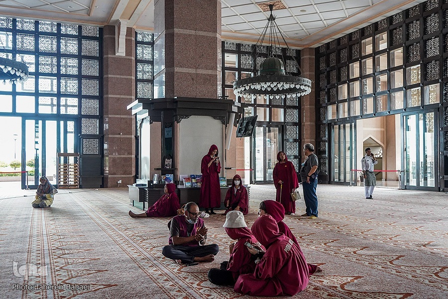 بازدید توریستها از شبستان مسجد پوترا بازدید توریستها از شبستان مسجد پوترا