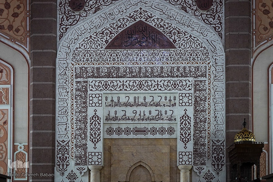 منبر و محراب در شبستان مسجد صورتی منبر و محراب در شبستان مسجد صورتی