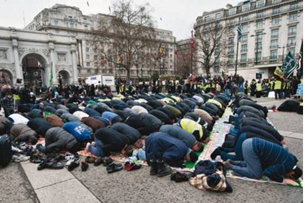 مسلمانان اروگوئه در حال اقامه نماز جماعت مسلمانان اروگوئه در حال اقامه نماز جماعت