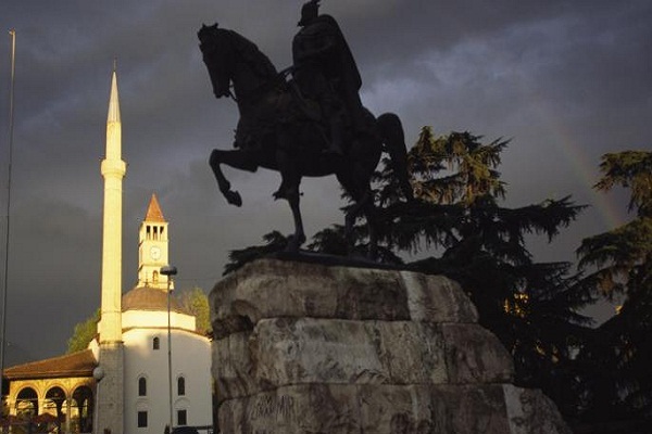 تمثال اسبسوار نماد کشور آلبانی تمثال اسبسوار نماد کشور آلبانی