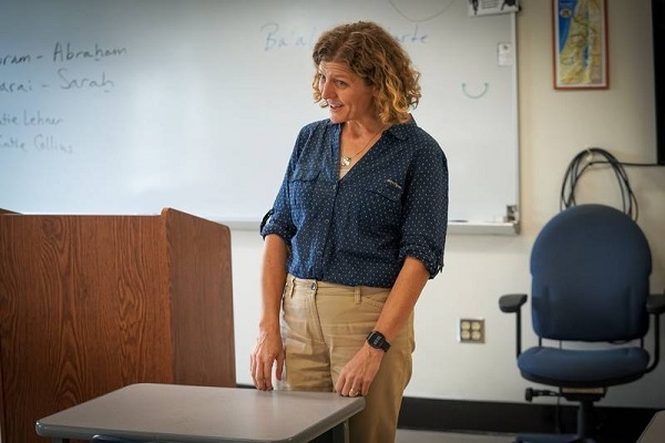 کیتی کالینز، مدرس ادیان جهانی در دبیرستان سنت خاویر کیتی کالینز، مدرس ادیان جهانی در دبیرستان سنت خاویر