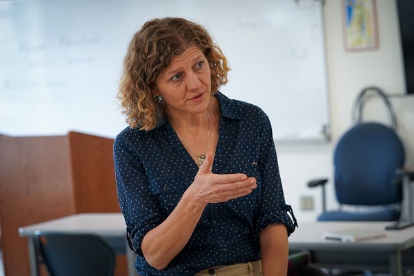 کیتی کالینز، مدرس ادیان جهانی در دبیرستان سنت خاویر کیتی کالینز، مدرس ادیان جهانی در دبیرستان سنت خاویر