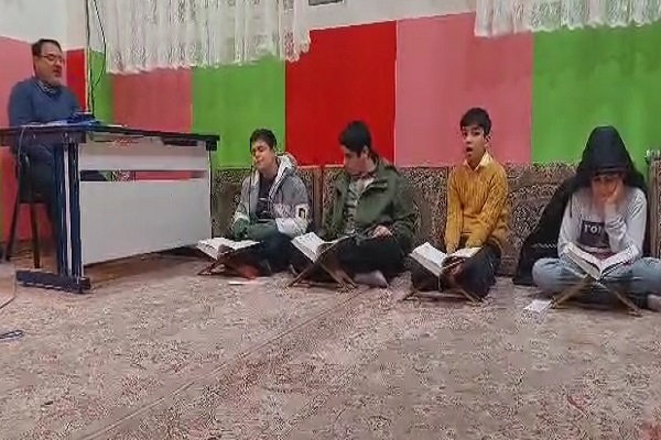 جلسه آموزش قرائت قرآن نوجوانان و جوانان