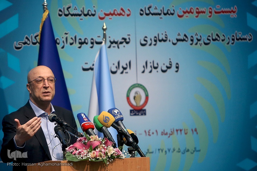 هشدار وزیر علوم نسبت به خام‌فروشی فکر و تلاش معاونت علمی برای صادرات محصولات آزمایشگاهی + فیلم