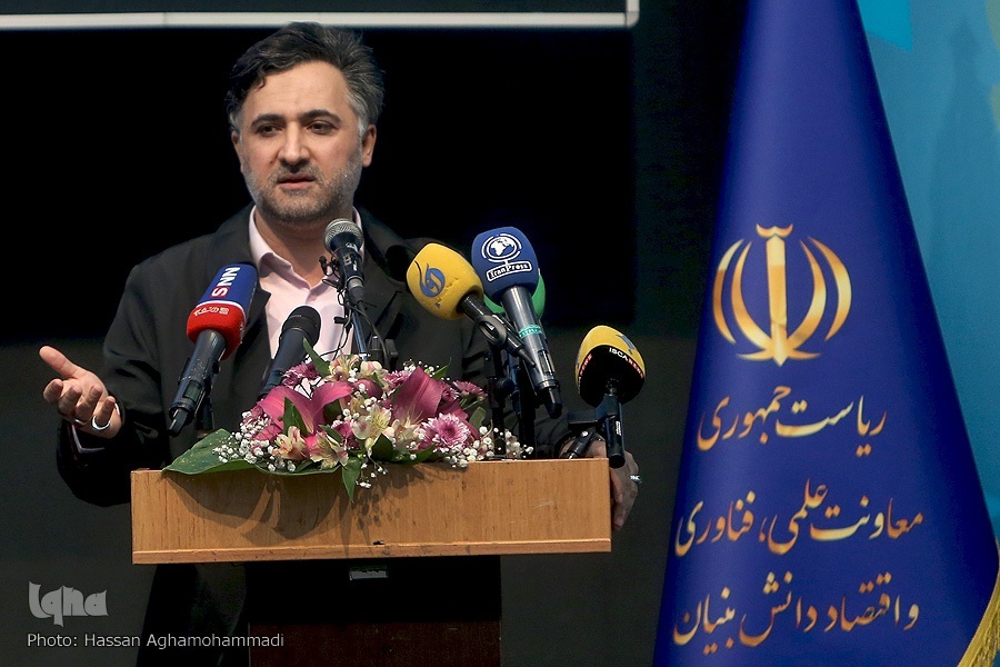 هشدار وزیر علوم نسبت به خام‌فروشی فکر و تلاش معاونت علمی برای صادرات محصولات آزمایشگاهی + فیلم