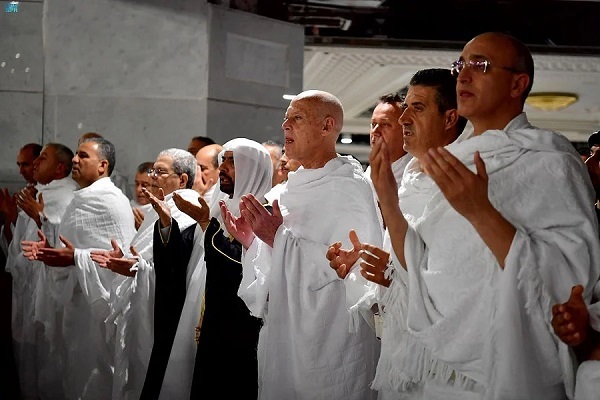رئیس جمهور تونس در لباس احرام رئیس جمهور تونس در لباس احرام