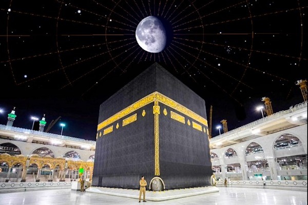 عمود شدن ماه بر فراز کعبه