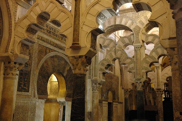 کتیبهها در مسجد جامع بزرگی که موحدین در سویل (اشبیلیه) بنا کردند کتیبهها در مسجد جامع بزرگی که موحدین در سویل (اشبیلیه) بنا کردند