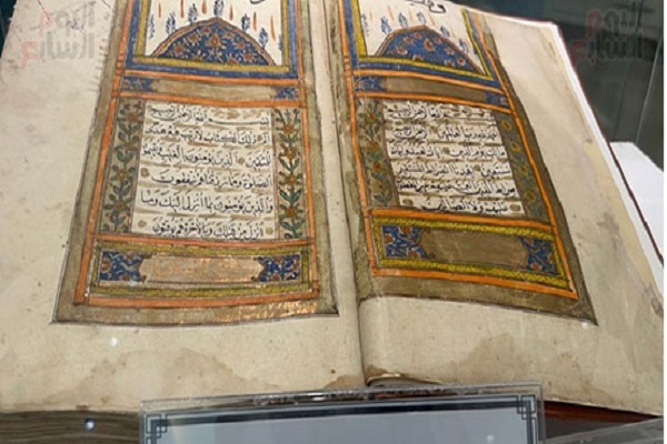 نمایش نسخه نادر خطی از قرآن در دانشگاه اسکندریه مصر+عکس نمایش نسخه نادر خطی از قرآن در دانشگاه اسکندریه مصر+عکس