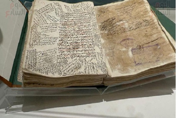 نمایش نسخه نادر خطی از قرآن در دانشگاه اسکندریه مصر+عکس نمایش نسخه نادر خطی از قرآن در دانشگاه اسکندریه مصر+عکس