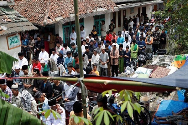 اقامه نماز جمعه در زمین والیبال + عکس اقامه نماز جمعه در زمین والیبال + عکس