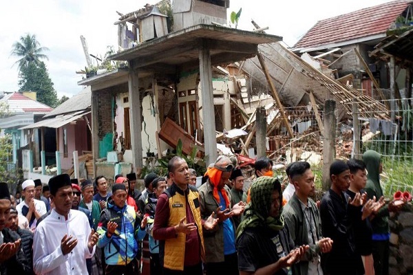 اقامه نماز جمعه در زمین والیبال + عکس اقامه نماز جمعه در زمین والیبال + عکس