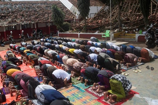 اقامه نماز جمعه در زمین والیبال + عکس اقامه نماز جمعه در زمین والیبال + عکس