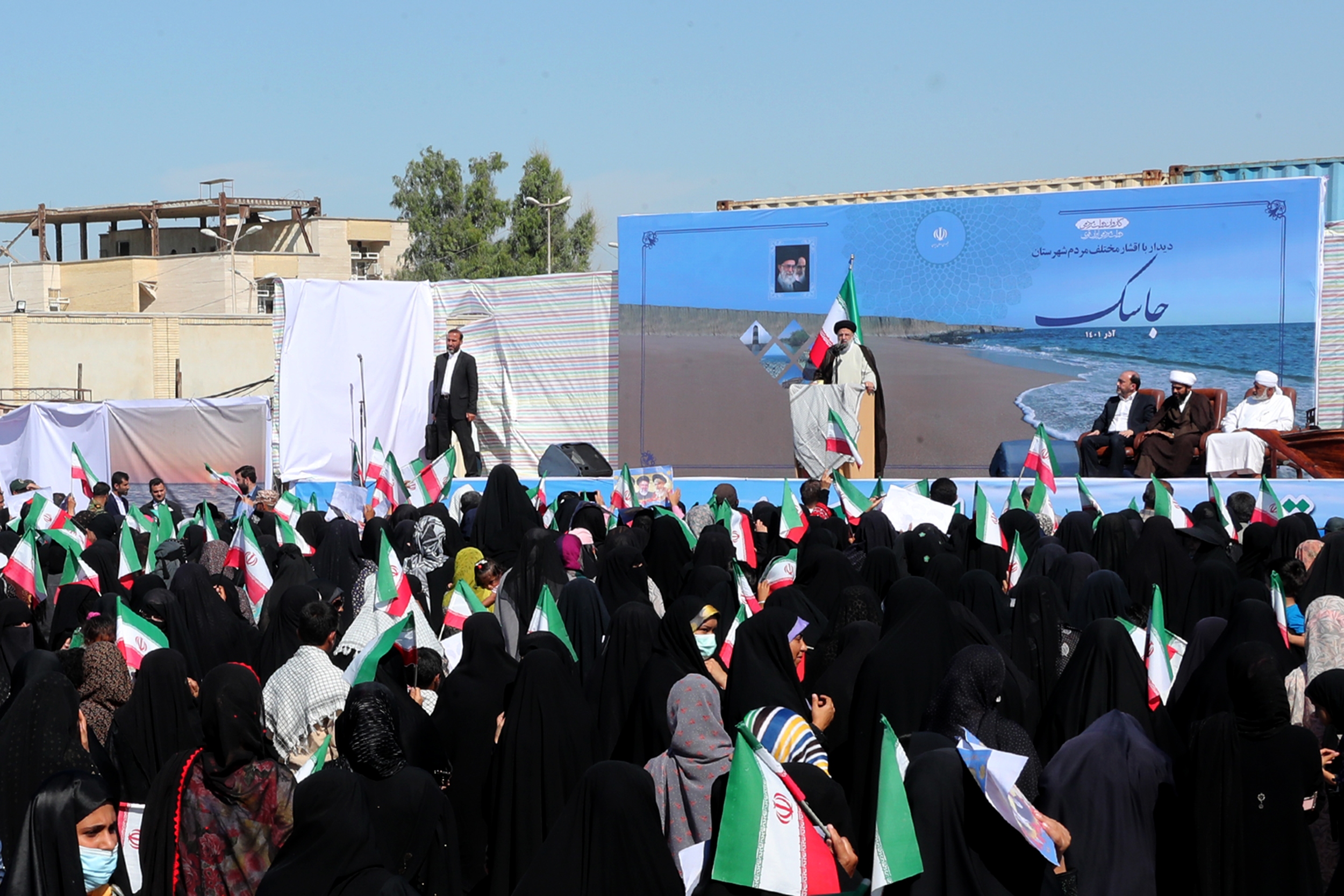 رئیس‌جمهور در اجتماع مردم شهرستان جاسک