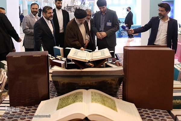 بازدید رئیس جمهور از نمایشگاه قرآن + عکس بازدید رئیس جمهور از نمایشگاه قرآن + عکس