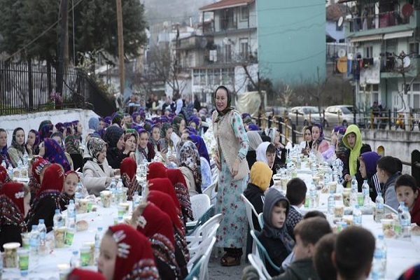 تداوم سنت افطار دستهجمعی در تراکیه غربی+عکس تداوم سنت افطار دستهجمعی در تراکیه غربی+عکس
