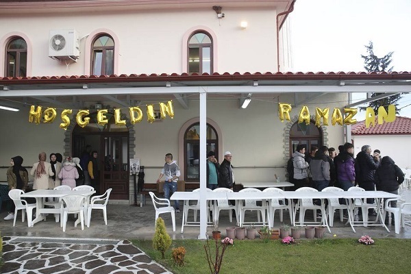 تداوم سنت افطار دستهجمعی در تراکیه غربی+عکس تداوم سنت افطار دستهجمعی در تراکیه غربی+عکس