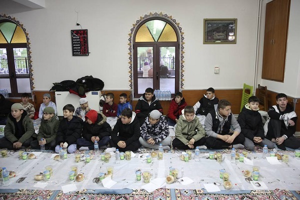 تداوم سنت افطار دستهجمعی در تراکیه غربی+عکس تداوم سنت افطار دستهجمعی در تراکیه غربی+عکس