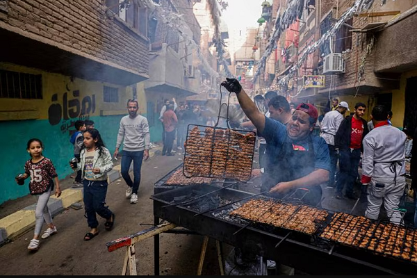 حضور 5000 نفر در بزرگترین مراسم افطار مصر + تصاویر