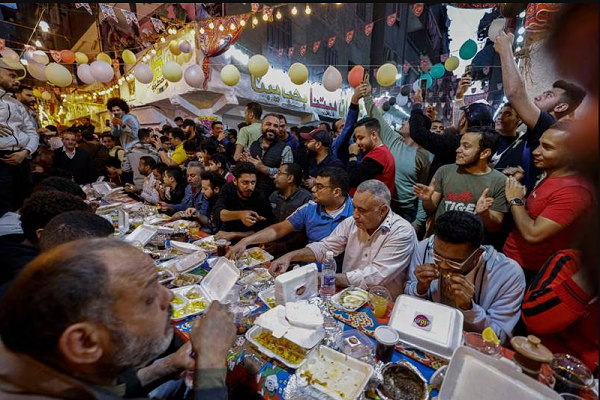 حضور 5000 نفر در بزرگترین مراسم افطار مصر + تصاویر