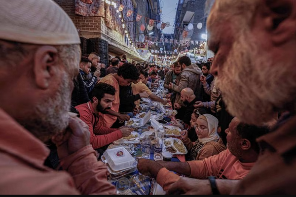 حضور 5000 نفر در بزرگترین مراسم افطار مصر + تصاویر