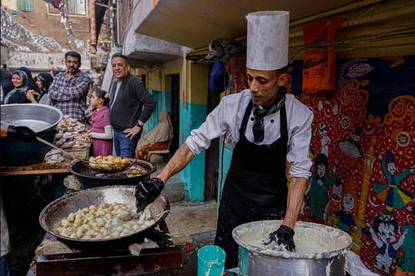 حضور 5000 نفر در بزرگترین مراسم افطار مصر + تصاویر