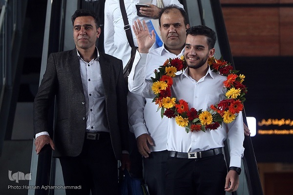 بازگشت یونس شاهمرادی به کشور در میان استقبال گرم فعالان قرآنی؛ طنین کلام وحی در فرودگاه امام بازگشت یونس شاهمرادی به کشور در میان استقبال گرم فعالان قرآنی؛ طنین کلام وحی در فرودگاه امام