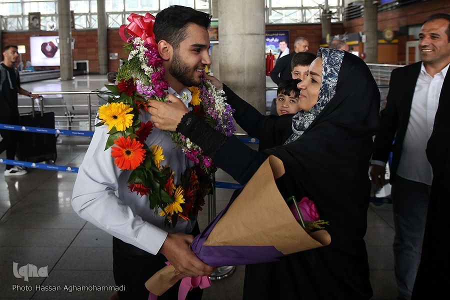 بازگشت یونس شاهمرادی به کشور در میان استقبال گرم فعالان قرآنی؛ طنین کلام وحی در فرودگاه امام بازگشت یونس شاهمرادی به کشور در میان استقبال گرم فعالان قرآنی؛ طنین کلام وحی در فرودگاه امام