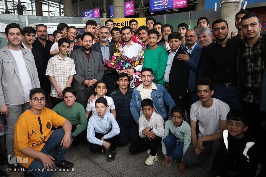 بازگشت یونس شاهمرادی به کشور در میان استقبال گرم فعالان قرآنی؛ طنین کلام وحی در فرودگاه امام بازگشت یونس شاهمرادی به کشور در میان استقبال گرم فعالان قرآنی؛ طنین کلام وحی در فرودگاه امام