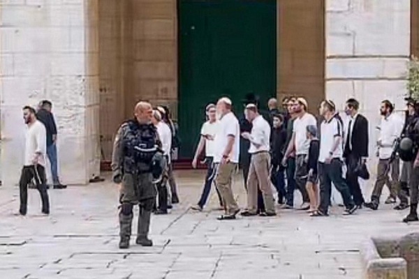 هشدارها در داخل اسرائیل درباره عواقب تنش در مسجد الاقصی/جوانان فلسطین در جوار مسجد نماز صبح را اقامه کردند هشدارها در داخل اسرائیل درباره عواقب تنش در مسجد الاقصی/جوانان فلسطین در جوار مسجد نماز صبح را اقامه کردند