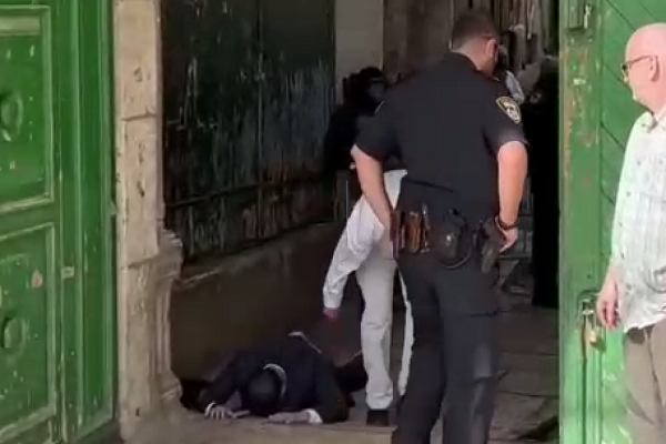 هشدارها در داخل اسرائیل درباره عواقب تنش در مسجد الاقصی/جوانان فلسطین در جوار مسجد نماز صبح را اقامه کردند هشدارها در داخل اسرائیل درباره عواقب تنش در مسجد الاقصی/جوانان فلسطین در جوار مسجد نماز صبح را اقامه کردند