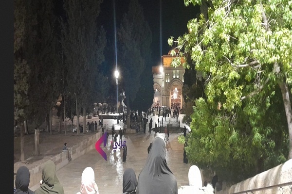 هشدارها در داخل اسرائیل درباره عواقب تنش در مسجد الاقصی/جوانان فلسطین در جوار مسجد نماز صبح را اقامه کردند هشدارها در داخل اسرائیل درباره عواقب تنش در مسجد الاقصی/جوانان فلسطین در جوار مسجد نماز صبح را اقامه کردند