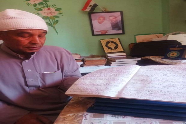 کتابت عاشقانه 3 نسخه قرآن کریم توسط معلم مصری /اماده