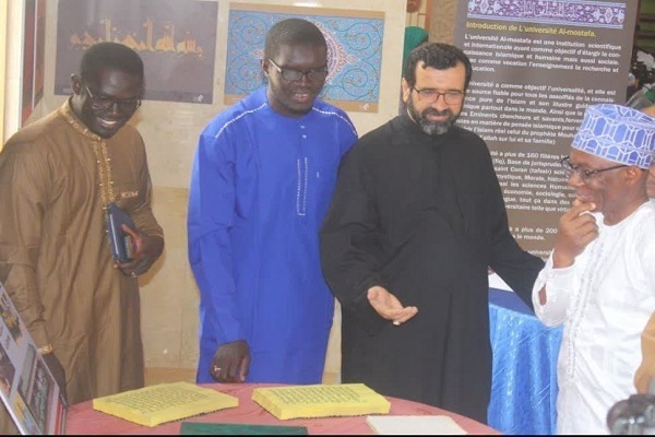 بازدید سفیر سیرالئون از نمایشگاه جشنواره قرآنی المصطفی در سنگال