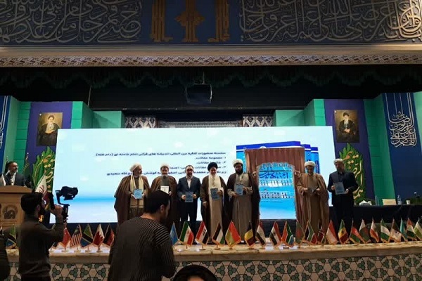 رونمایی از مجموعه مقالات مبانی قرآنی مقام معظم رهبری در مشهد + عکس