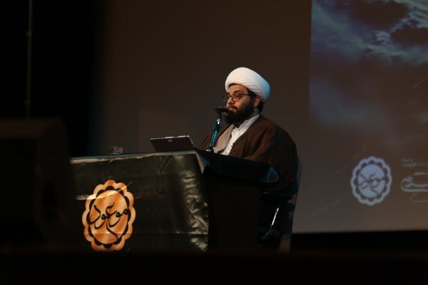 هم اکنون قیامت برپاست فقط ما نسبت به آن در حجابیم