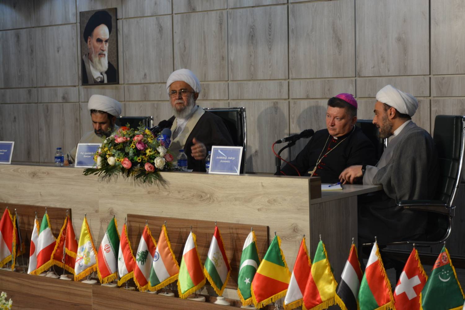 مراسم بزرگداشت میلاد حضرت مسیح (ع) در دانشگاه بین المللی اهل بیت (ع) برگزار شد مراسم بزرگداشت میلاد حضرت مسیح (ع) در دانشگاه بین المللی اهل بیت (ع) برگزار شد