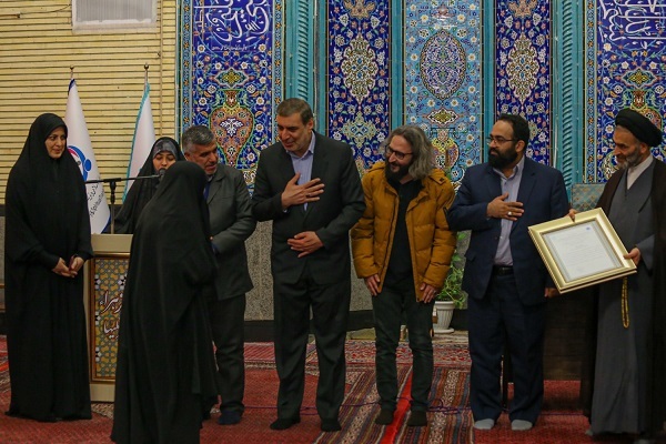 تقدیر از بانوی مجاهد خانواده محور در همایش خانواده مبارز