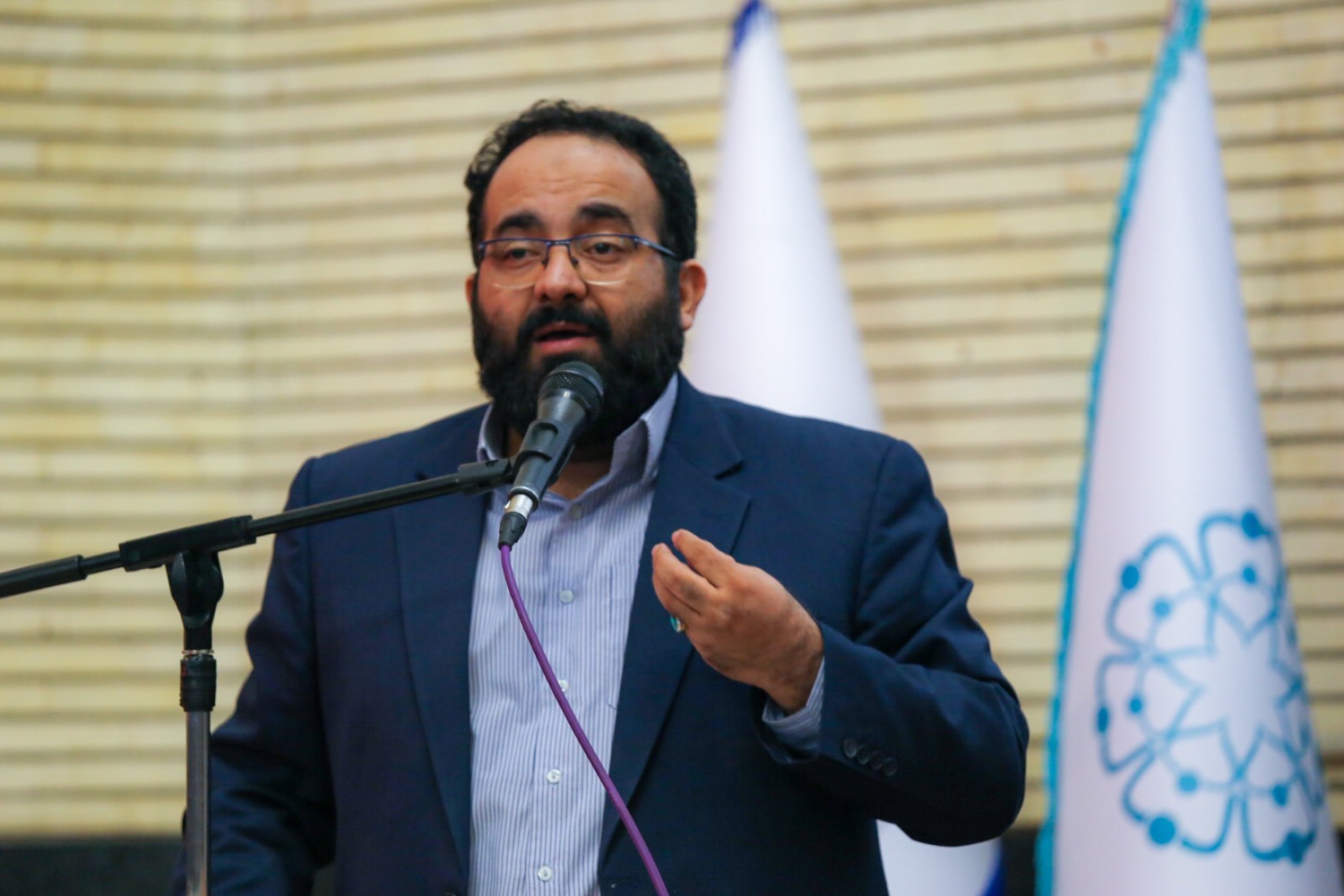 تقدیر از بانوی مجاهد خانواده محور در همایش خانواده مبارز