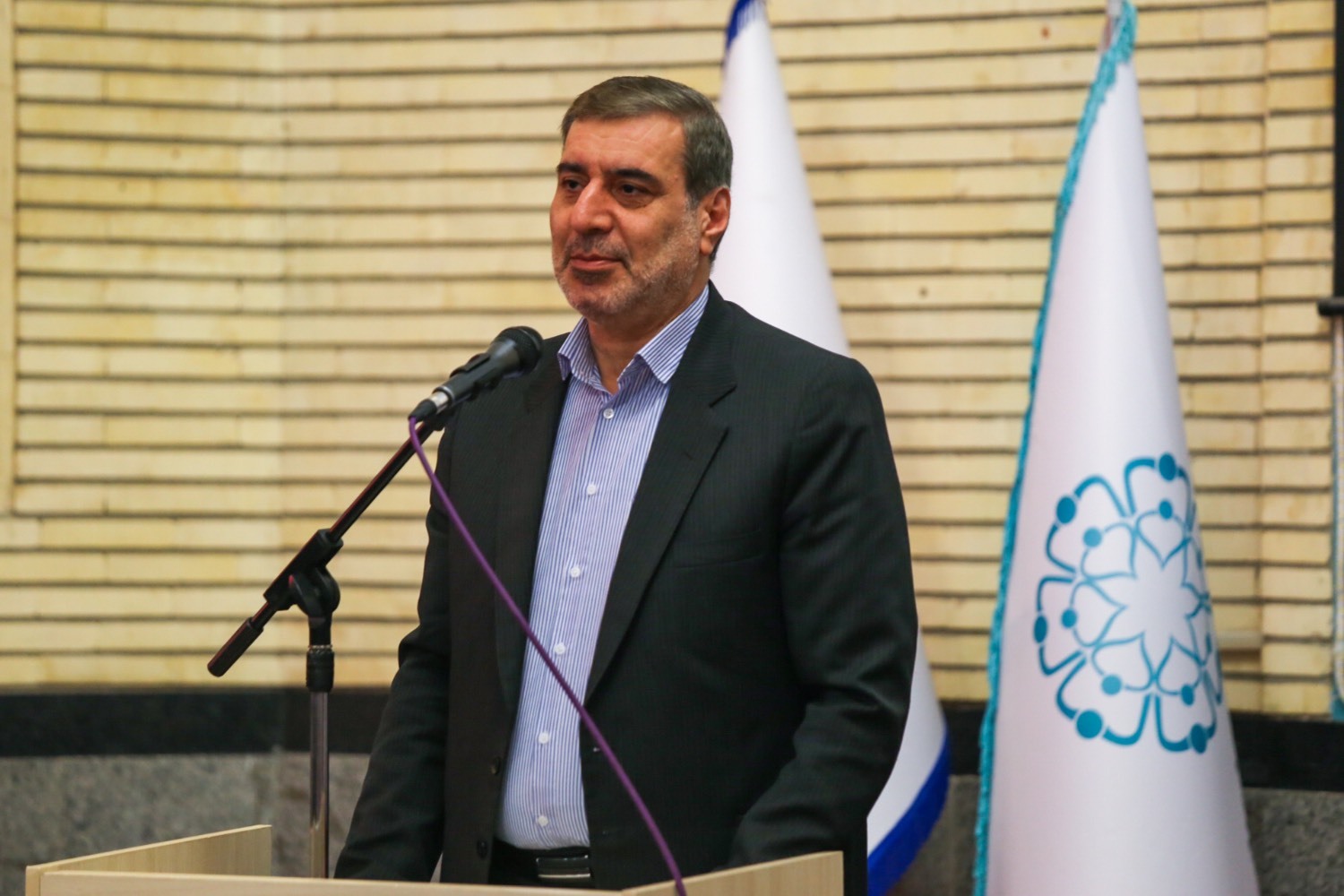 تقدیر از بانوی مجاهد خانواده محور در همایش خانواده مبارز