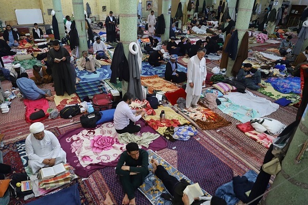 طلاب غیرایرانی جامعه المصطفی در قم معتکف شدند+ عکس