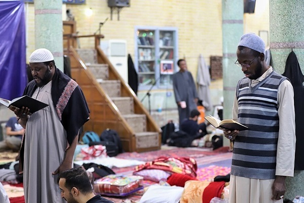 طلاب غیرایرانی جامعه المصطفی در قم معتکف شدند+ عکس