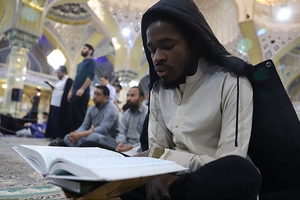 طلاب غیرایرانی جامعه المصطفی در قم معتکف شدند+ عکس