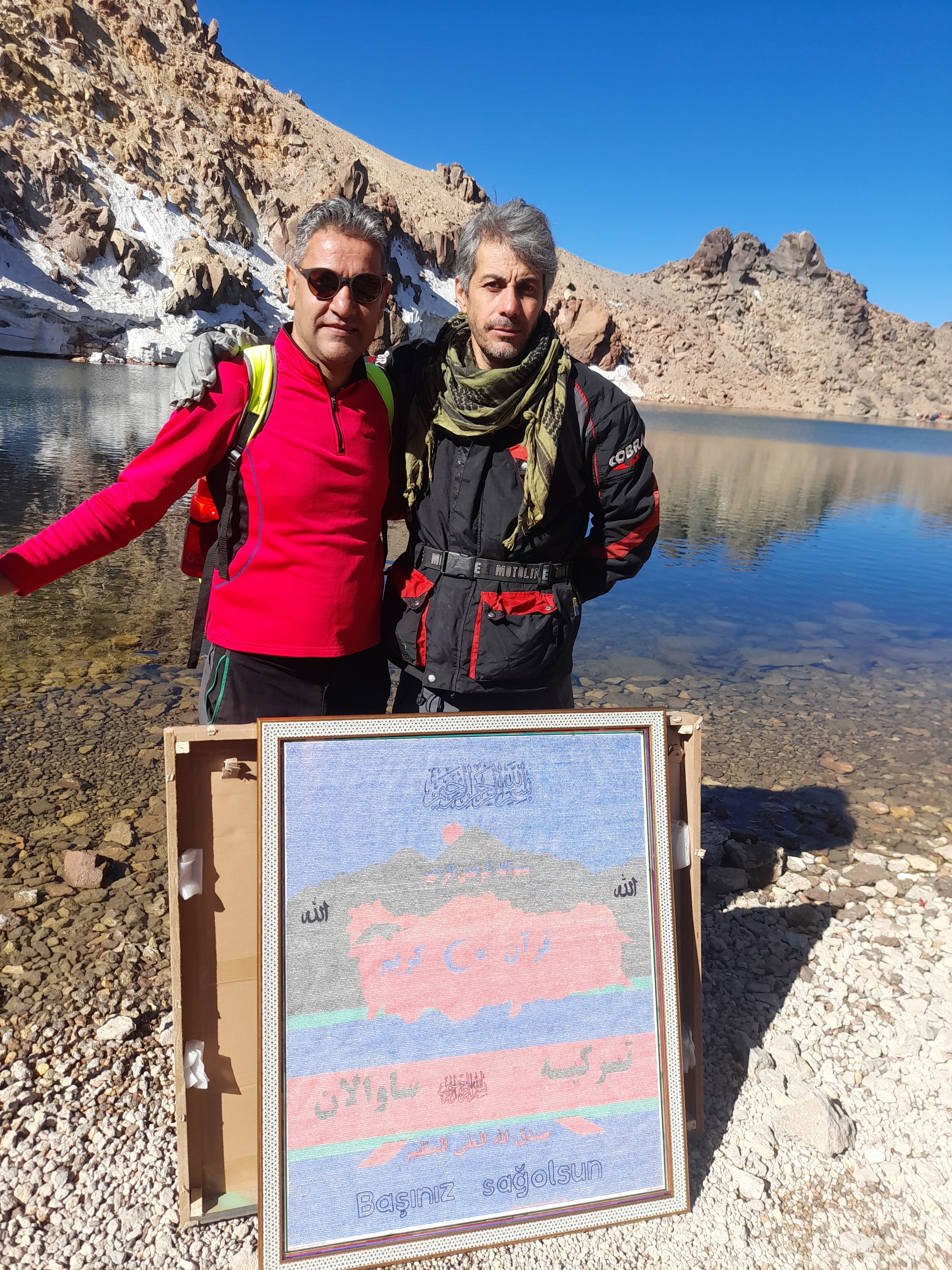 قرآن کتابت شده بر روی نقشه ترکیه به قاری این کشور اهدا شد +‌ عکس