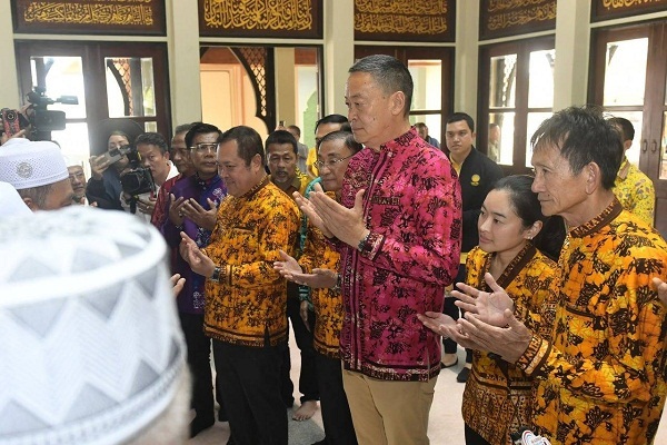 بازدید نخست‌وزیر تایلند از مرکز نگه‌داری نسخ قدیمی قرآن + عکس