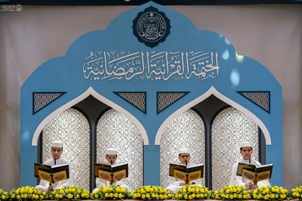 تلاوت قرآن کریم در حرم امام علی (ع) + عکس